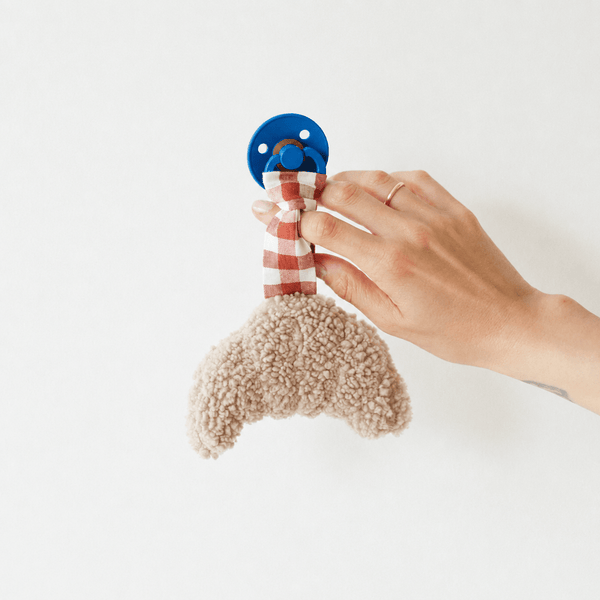 Atelier Pomme - Schnullertuch Little Croissant - Bonjour Brique
