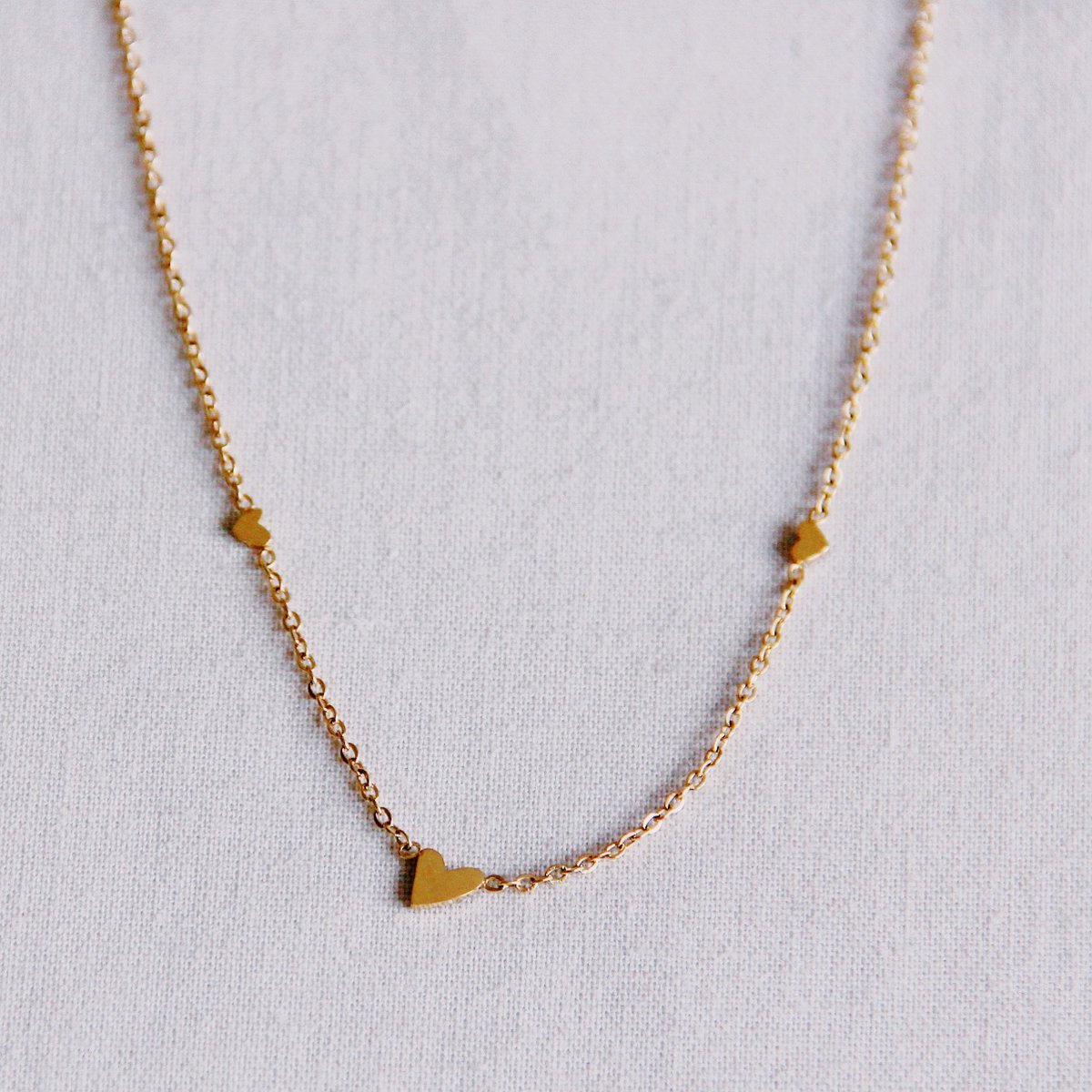 Bazou – Edelstalen Fijne Ketting met 3 Mini Hartjes – Goud - Little Things