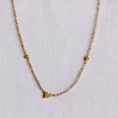 Bazou – Edelstalen Fijne Ketting met 3 Mini Hartjes – Goud - Little Things